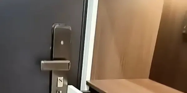 入户鞋柜靠近门的位置做抽屉需要注意避让门锁